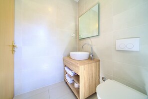 Basic Apartment (1) | Bathroom