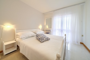 Apartamento básico (2) | Roupas de cama antialérgicas, ferros/tábuas de passar roupa
