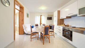 Basic Apartment (2) | Private kitchen | Fridge, microwave, stovetop, coffee/tea maker