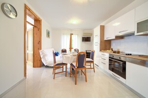 Apartamento básico (2) | Cozinha privada | Geladeira, micro-ondas, cooktop, cafeteira/chaleira