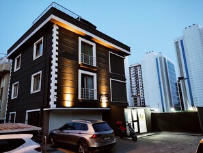 Habitación económica | Cortinas opacas, wifi gratis, ropa de cama