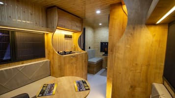 Mobil Karavan Ekonomi, 1 Tempat Tidur Double, pemandangan kota | Tirai kedap cahaya, Wi-Fi gratis, dan seprai linen