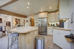 Kylskåp, mikrovågsugn, ugn och spishäll