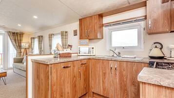 Een vaatwasser, een vriezer