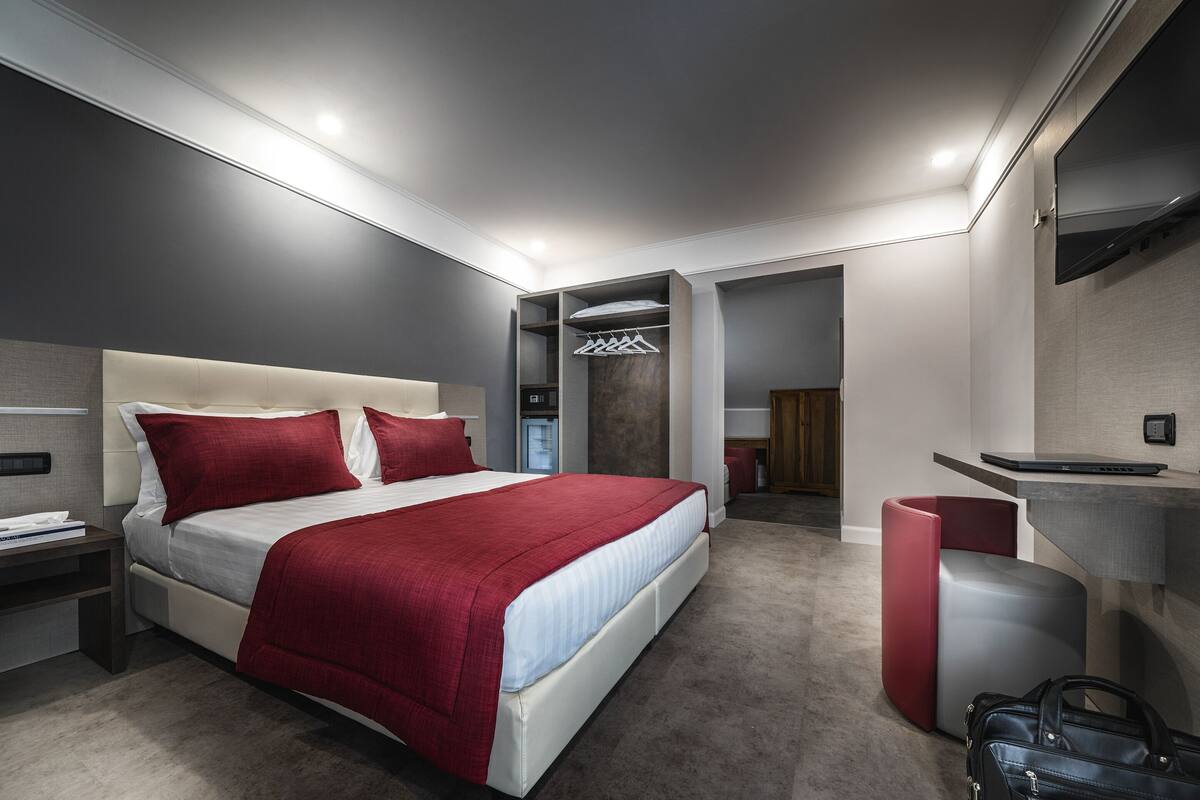 Junior Triple Room | Hypo-allergenic bedding available, down comforters, memory foam beds