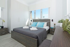 3 slaapkamers, een strijkplank/strijkijzer, internet, beddengoed