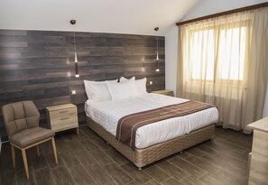 3 bedrooms, in-room safe, iron/ironing board, WiFi