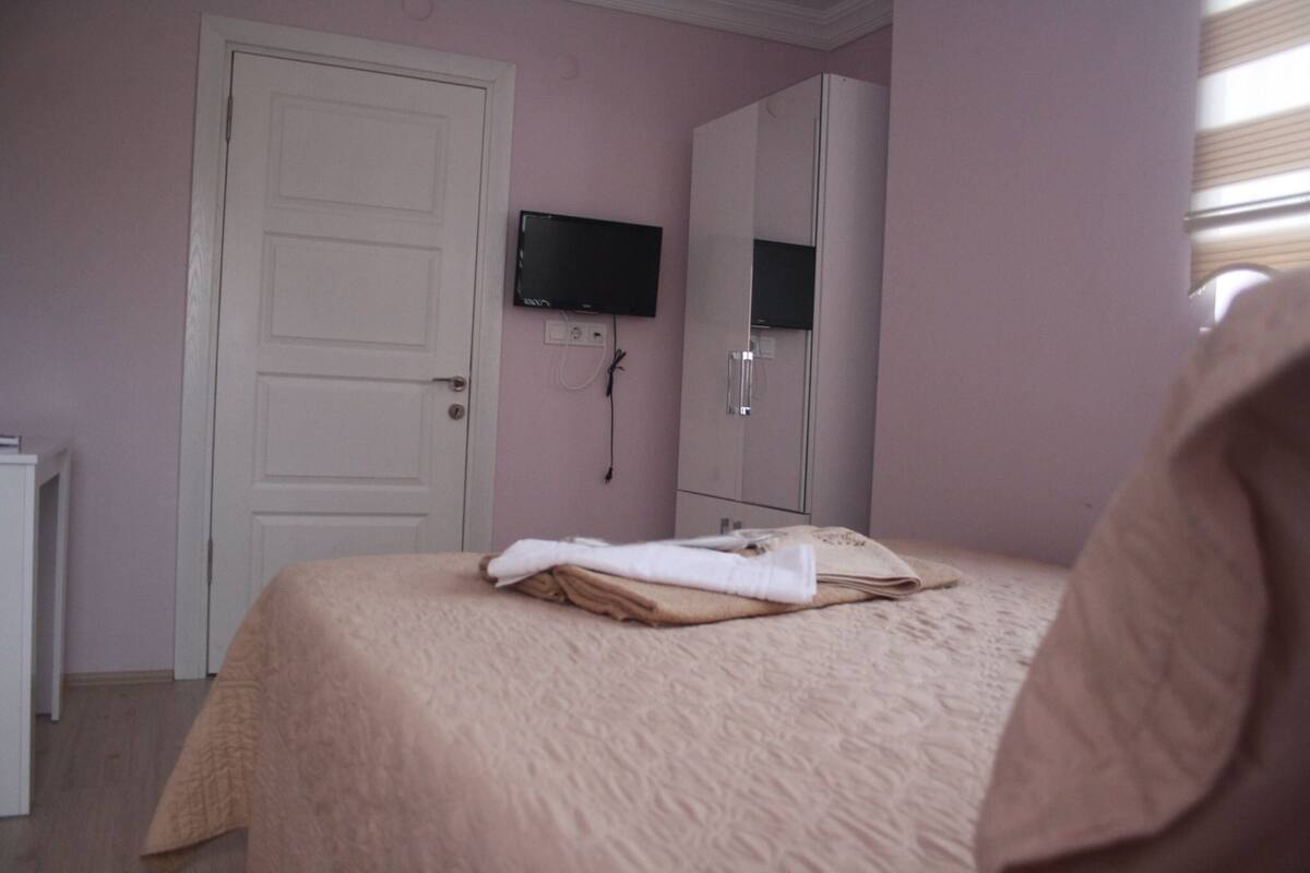 In-room safe, free WiFi, bed sheets