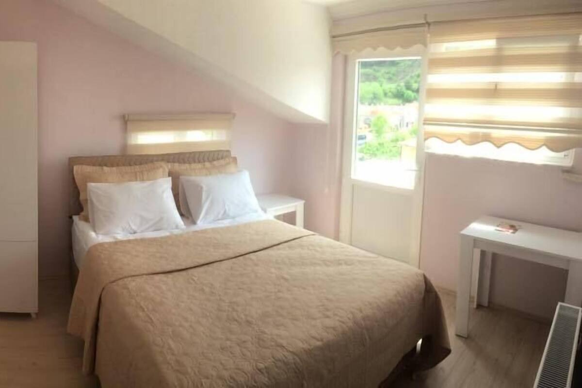 In-room safe, free WiFi, bed sheets