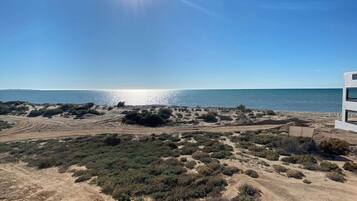 Plage, chaises longues
