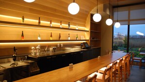 Bar (on property) - Cedartree Hotel Portland Hillsboro (Hillsboro)