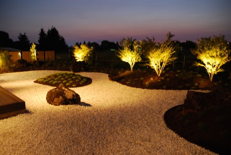 Japanese garden. Cedartree Hotel Portland Hillsboro