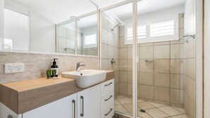 Shower, jetted tub - Riverside Noosa, Riverside location (Noosaville)