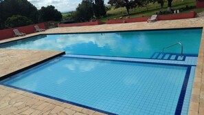 Piscina all'aperto, lettini