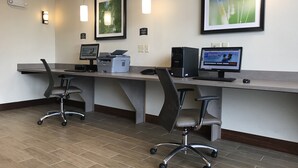 Un espace de bureau moderne équipé de deux bureaux, d’ordinateurs et de chaises ergonomiques.