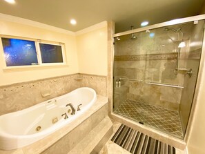 Combined shower/bathtub, hair dryer, towels