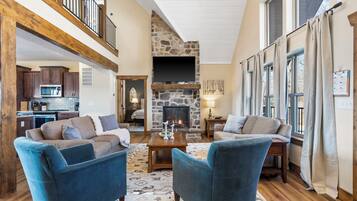 Een smart-tv, een open haard, videogames en tafelvoetbal