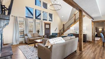 Een smart-tv, een open haard, videogames en tafelvoetbal