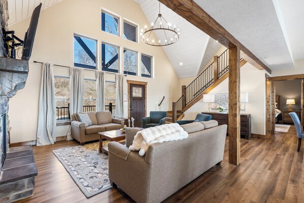 Een smart-tv, een open haard, videogames en tafelvoetbal