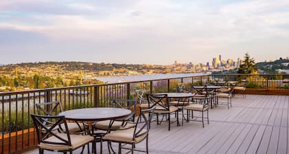 Kuuloille sopiva sviitti lähellä keskustaa, ilmaisella kuljetuksella, aamiaisella ja uima-altaalla!