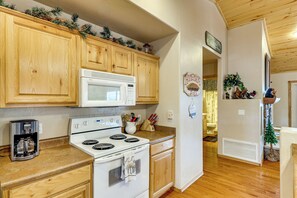Coffee/tea maker, fridge, microwave, stovetop