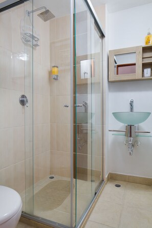 Shower, towels - Hot Tub studio Ac, Office area with printer Exito poblado (Medellín)