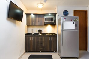 Geladeira, micro-ondas, cooktop, cafeteira/chaleira