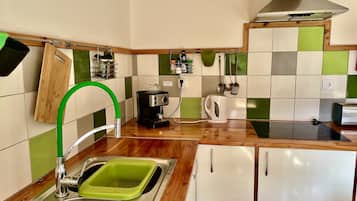 Geladeira, micro-ondas, cooktop, cafeteira/chaleira