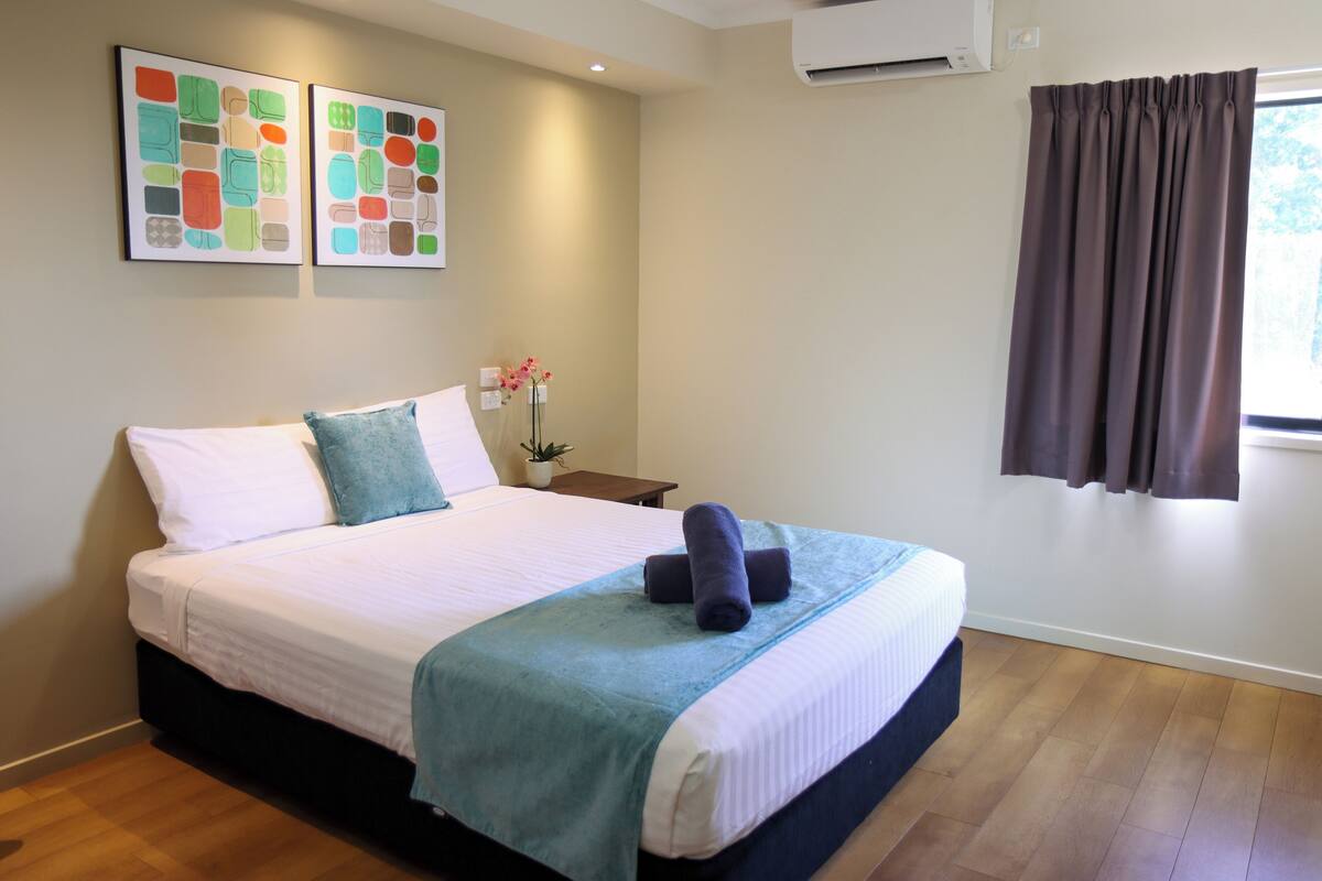 Peralatan tempat tidur premium, meja, ruang kerja komputer riba 