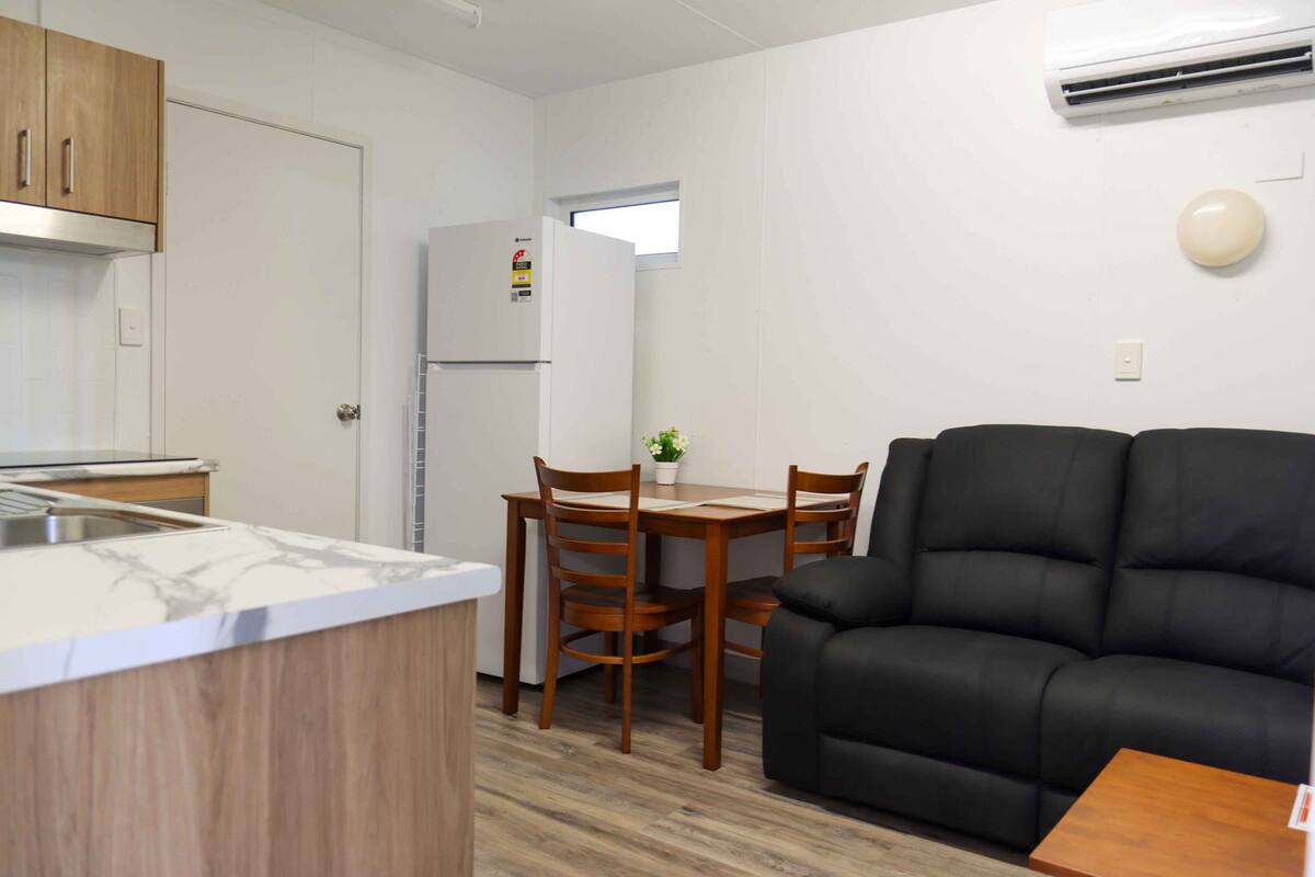 Deluxe Villa | Ruang tamu | 43 inci televisyen skrin rata dengan digital, TV 