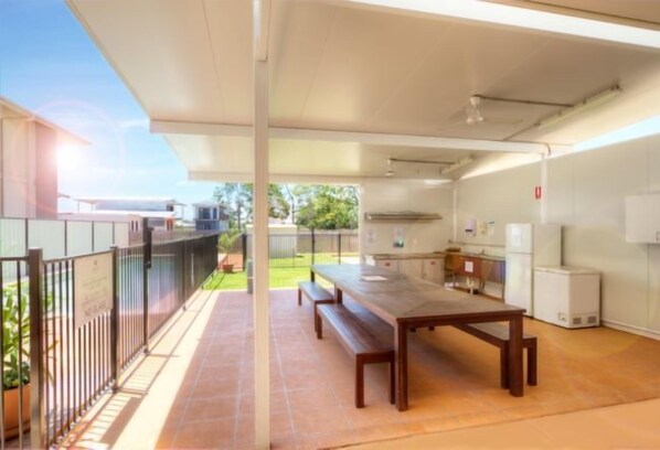 BBQ/picnic area - Weipa Motel Resort (Rocky Point)