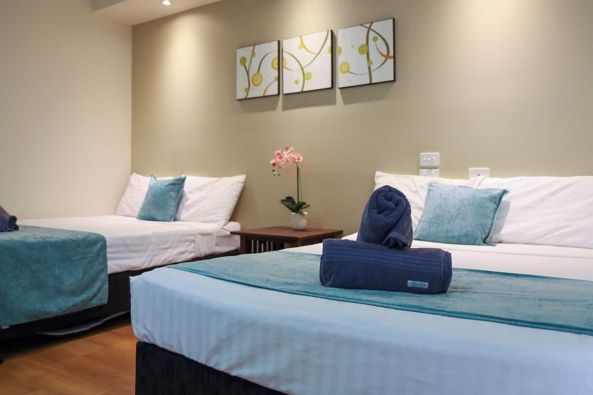 Deluxe Twin Room | Peralatan tempat tidur premium, meja, ruang kerja komputer riba 