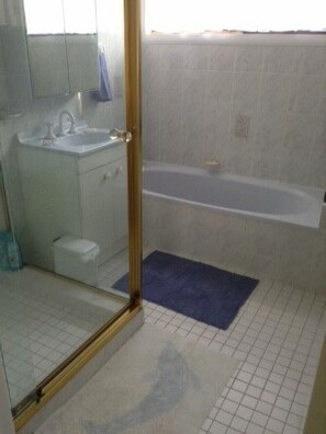 Bathtub, hair dryer, towels, soap - WITHAVEN- Perfect to Jervis Bay Beaches and Shops  (Old Erowal Bay)