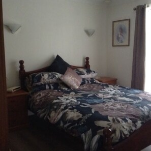 3 chambres, fer et planche à repasser, draps fournis, réveils