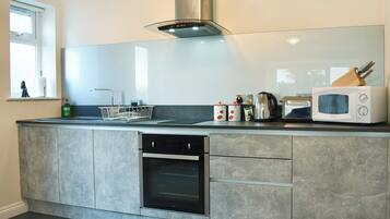 Oven, dishwasher, cookware/dishes/utensils