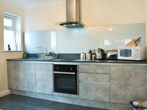 Oven, dishwasher, cookware/dishes/utensils