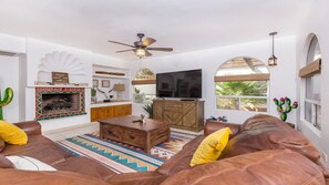 Een smart-tv, een open haard en een dvd-speler