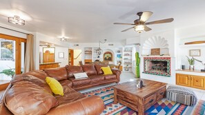 TV connectée, cheminée, lecteur de DVD