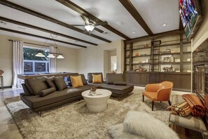 Una sala de estar moderna con un sofá modular, una mesa de centro y una chimenea.