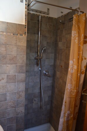 Chambre triple | Salle de bain | Douche, articles de toilette (gratuits), séchoir à cheveux, bidet