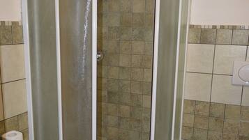 Quadruple Room | Bathroom | Shower, free toiletries, hair dryer, bidet