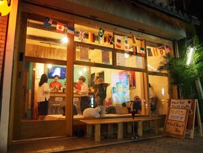 Outdoor dining - Mad Cat Hostel Osaka & Bar (Osaka)