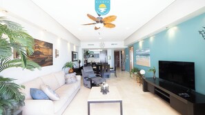 Smart TV, chimenea y reproductor de DVD 