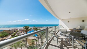 Uma varanda com vista para a praia e o oceano.