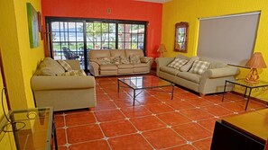 TV - Beautiful house in Chapala with an incredible garden with pool (Chapala)