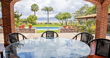 Beautiful house in Chapala with an incredible garden with pool