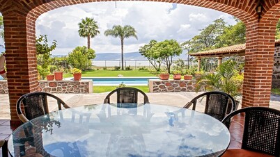 Beautiful house in Chapala with an incredible garden with pool
