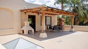 Outdoor dining - Beautiful house in Chapala with an incredible garden with pool (Chapala)