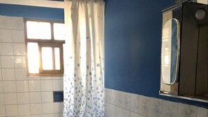 تجهيزات دش، دُش غزير، مناشف، صابون