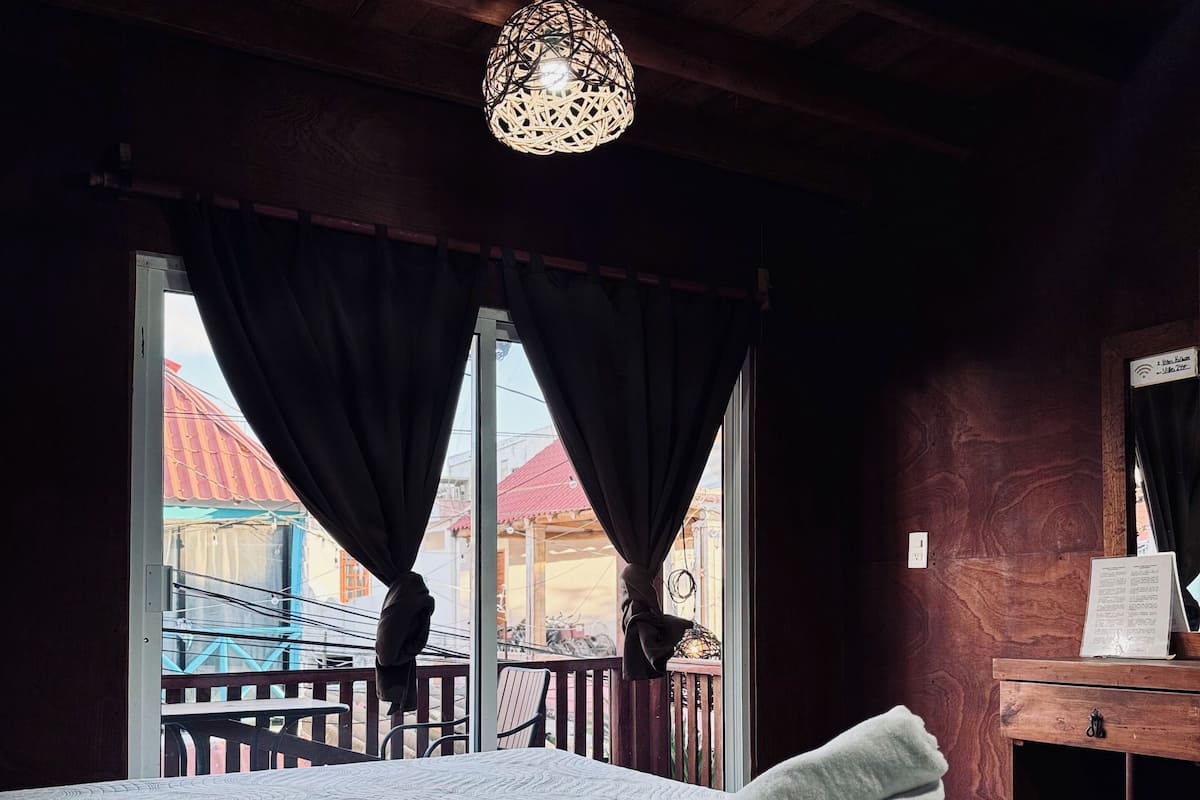 Room with king-size bed | Két bảo mật tại phòng, truy cập Internet không dây miễn phí 